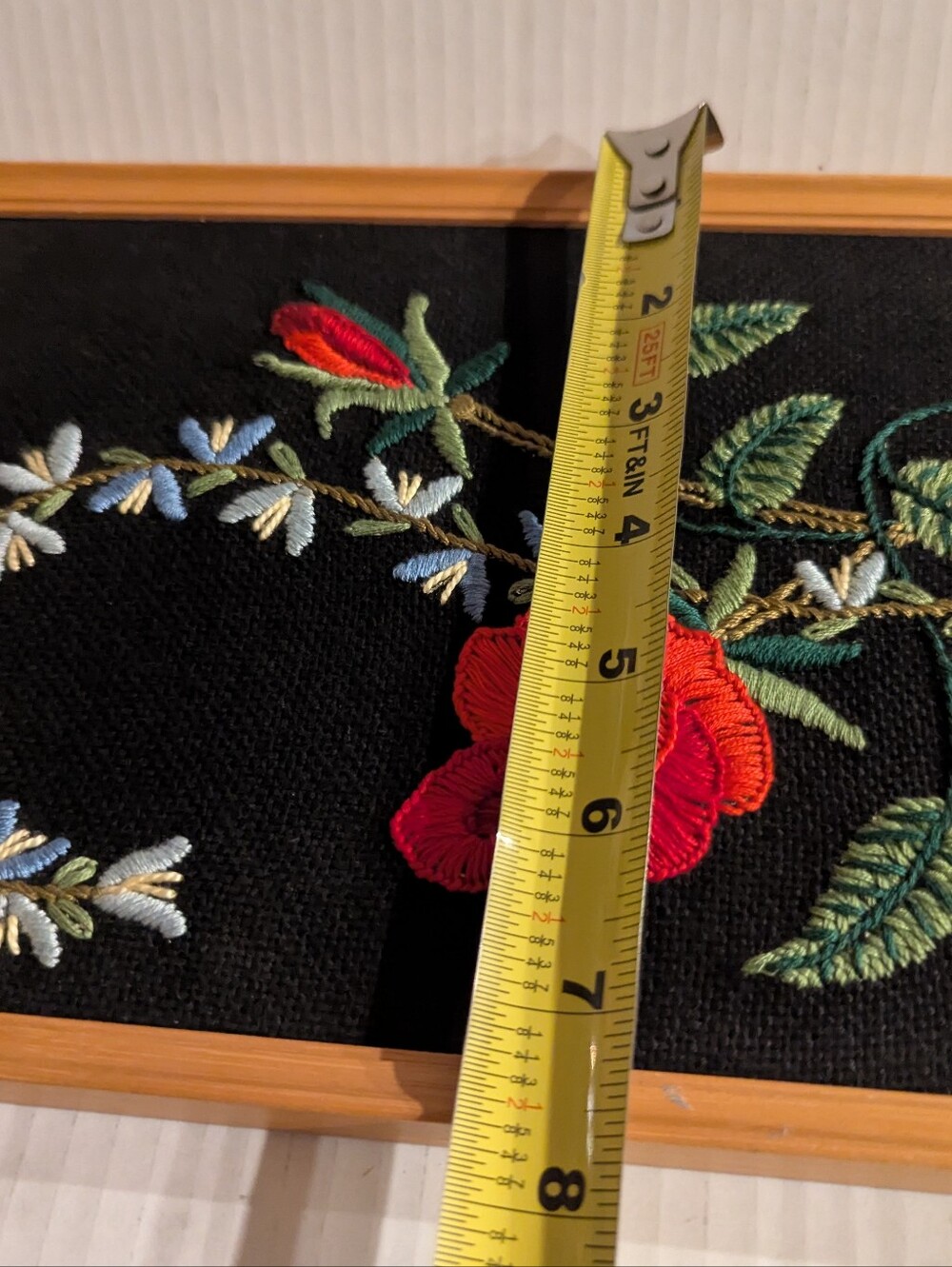 Vintage 1970s Framed Crewel Embroidery Floral Art Boho MCM Black Burlap 12x7 - Picture 6 of 8